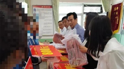  “99公益日-春蕾計(jì)劃她們想上學(xué)”募捐資金發(fā)放暨關(guān)愛活動儀式在辛店中學(xué)舉行