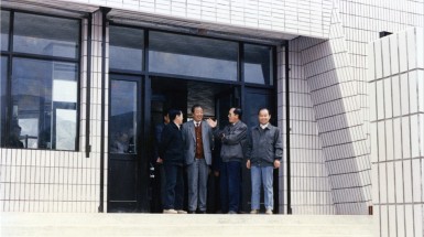  1992年9月30日，時(shí)任我省省長(cháng)賈志杰、副省長(cháng)李萍、定西地委書(shū)記張國維、臨洮縣副縣長(cháng)魏家農視察巍雅斯總部.